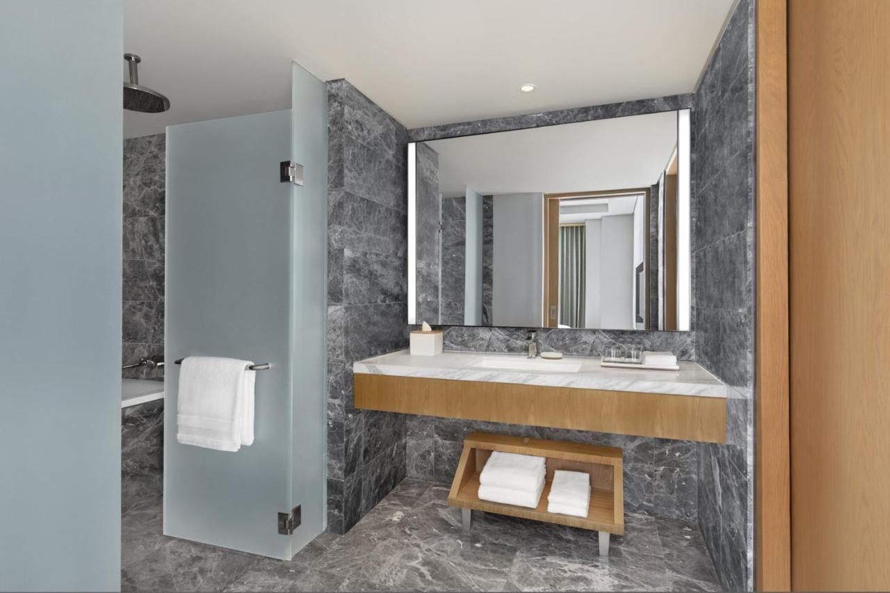 Отель The Westin Manila Pasig City Экстерьер фото
